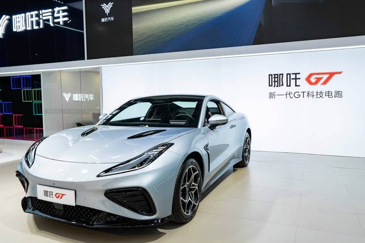 成都332哪吒汽车在智能汽车领域的表现，领途汽车在新能源汽车市场中的影响力